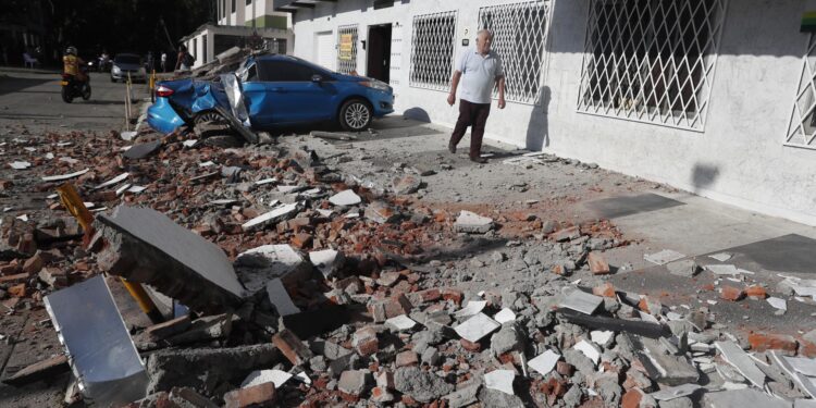 Al menos seis aeropuertos sufrieron danos por el terremoto de