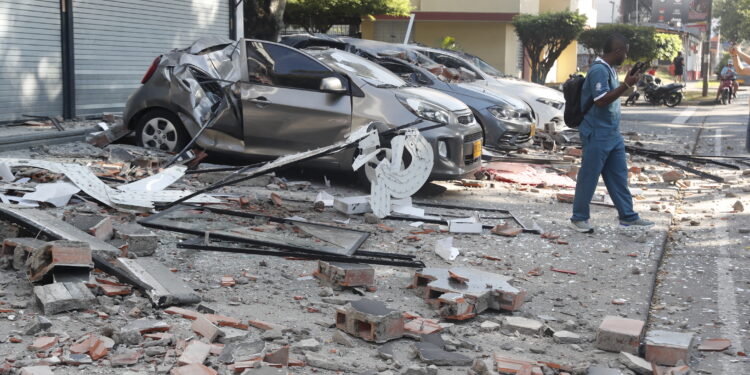Edificios derrumbados y danos en los aeropuertos deja el terremoto